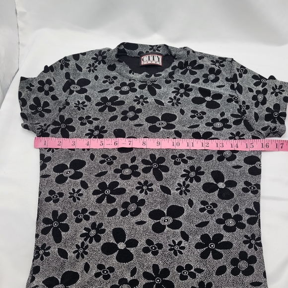 90s Vintage Stretchy Floral Shortsleeve Top - Picture 2 of 7